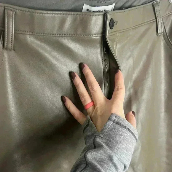 ABERCROMBIE 90s straight ultra high rise vegan leather Size 35 - Picture 7 of 16